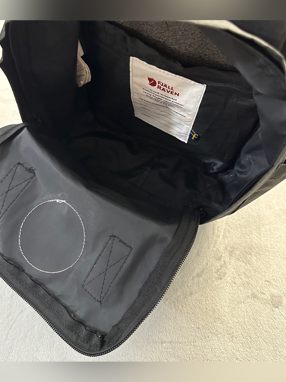 FJALLRAVEN KÅNKEN black mini backpack white red arctic fox logo - Picture 6 of 8